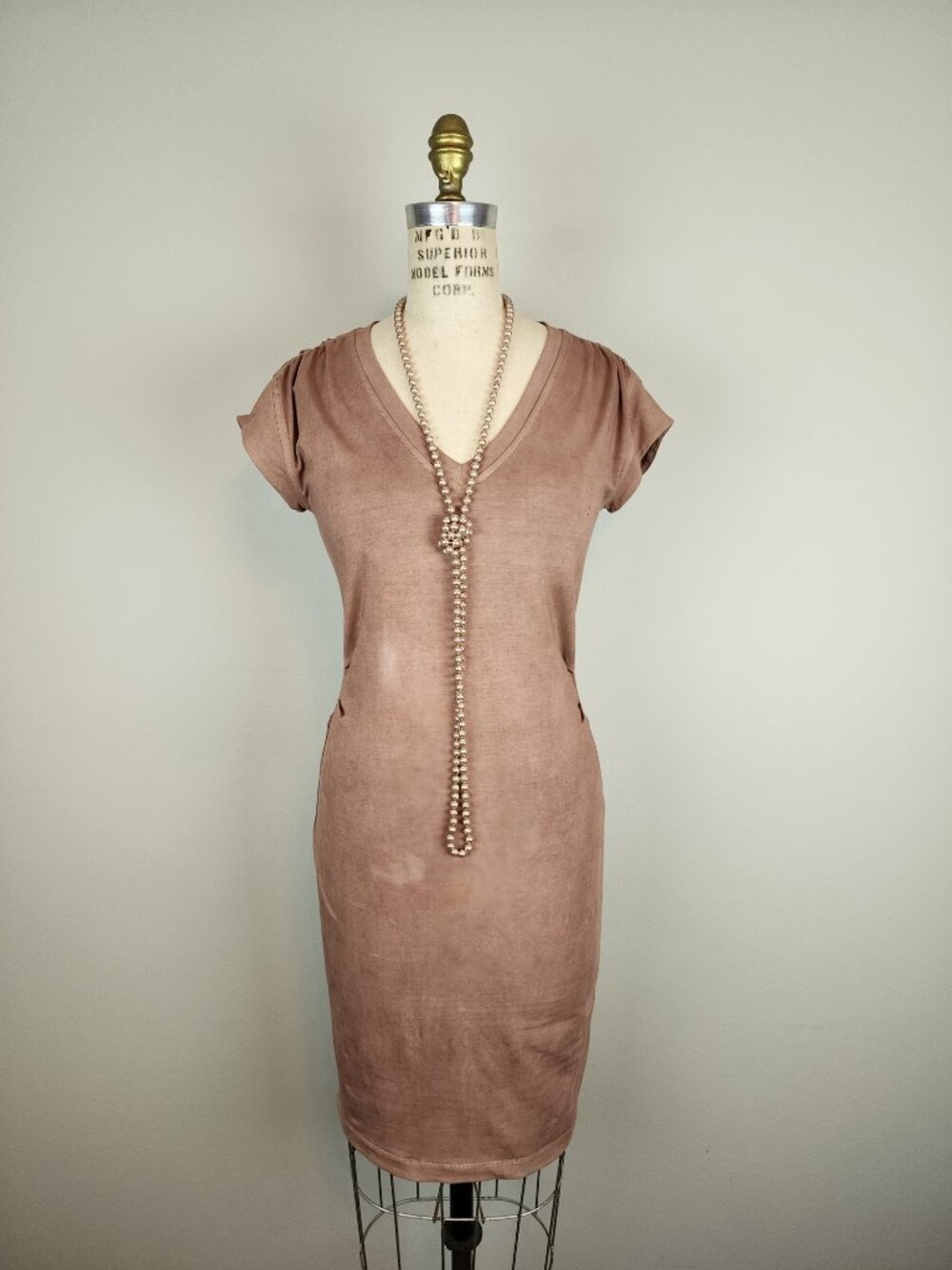 Athleta Effortless Tee V Neck Side Ruched Dress in Mocha * Ladies size XS
